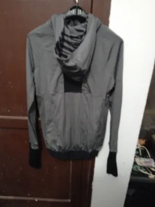 Chaqueta Adidas con capucha y pasa dedo Talla S