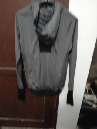 Chaqueta Adidas con capucha y pasa dedo Talla S