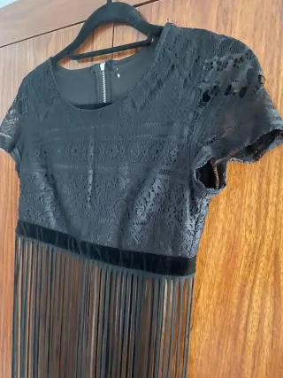 Top crop negro con flecos