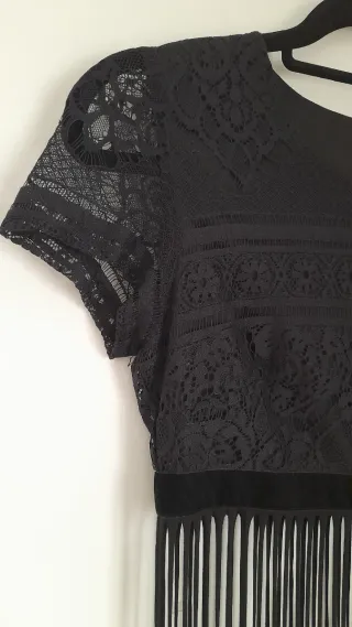 Top crop negro con flecos