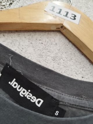 Camiseta Desigual gris con estampado