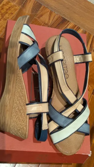 Sandalias de piel beige y azul