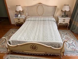 Cama Matrimonio Ratán y Madera con mesas a juego.