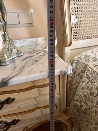 Cama Matrimonio Ratán y Madera con mesas a juego.