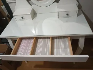 Tocador blanco con espejo ovalado