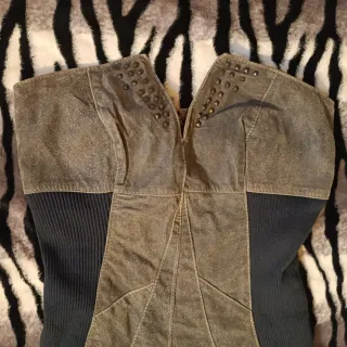 Vestito in pelle scamosciata grigio