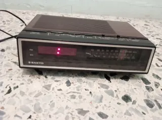 Radio Reloj Sanyo Vintage Marrón Negro