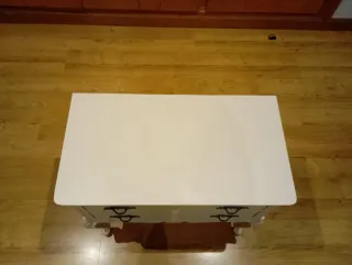 Cómoda coqueta de madera blanca restaurada.