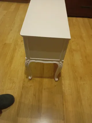 Cómoda coqueta de madera blanca restaurada.