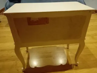 Cómoda coqueta de madera blanca restaurada.