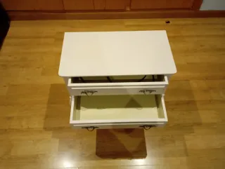 Cómoda coqueta de madera blanca restaurada.