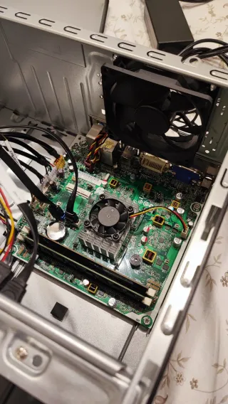 Torre HP Compaq 100-500NS con Windows 10 y SSD