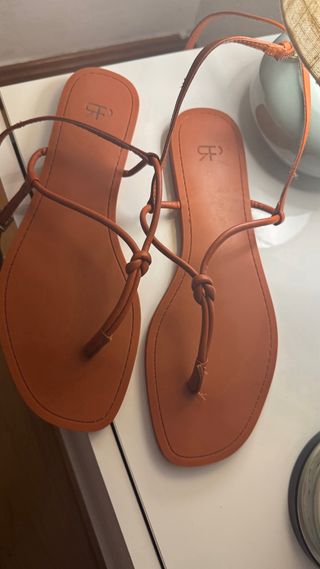 Sandalias color terracota planas con tiras