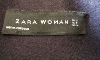 Trenca azul Zara con capucha y pelo, azul marino.