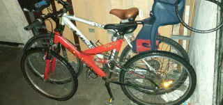Bicicleta de montaña roja falta las camaras