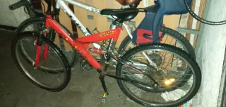 Bicicleta de montaña roja falta las camaras