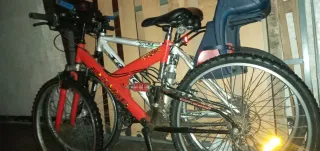 Bicicleta de montaña roja falta las camaras