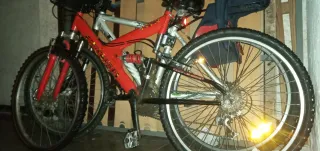 Bicicleta de montaña roja falta las camaras