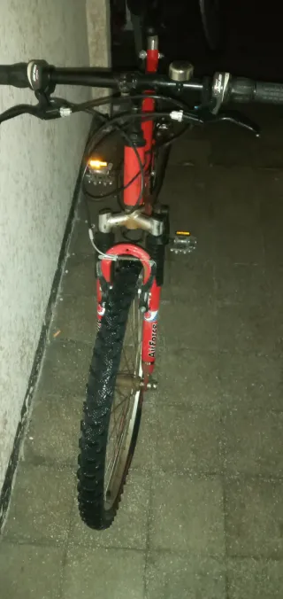 Bicicleta de montaña roja falta las camaras