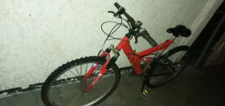 Bicicleta de montaña roja falta las camaras