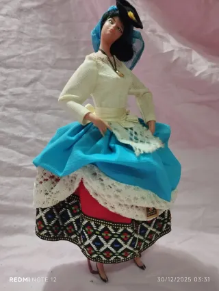 Bambola Regionale con Vestito Tipico