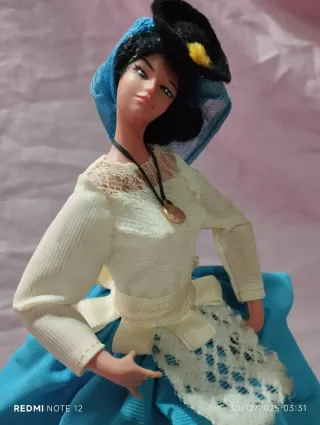 Bambola Regionale con Vestito Tipico