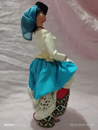 Bambola Regionale con Vestito Tipico
