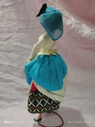 Bambola Regionale con Vestito Tipico