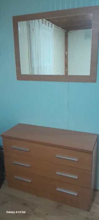 Cómoda de madera con espejo