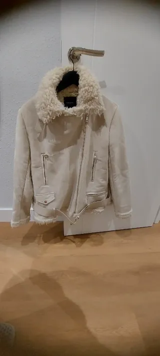 Chaqueta Zara borrego blanca pone XL pero es una L