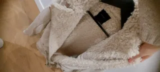 Chaqueta Zara borrego blanca pone XL pero es una L