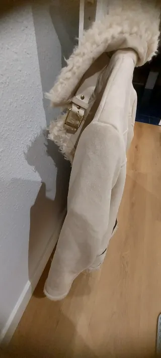 Chaqueta Zara borrego blanca pone XL pero es una L