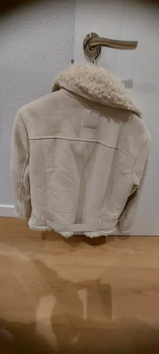 Chaqueta Zara borrego blanca pone XL pero es una L
