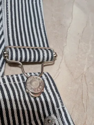 Mono rayas negro y blanco.