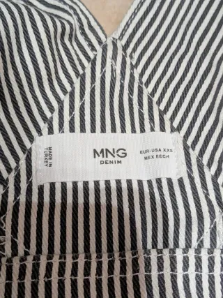 Mono rayas negro y blanco.