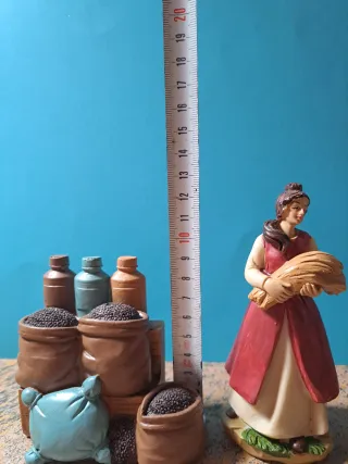 Figura Belén Mujer con puesto de especias