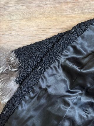 Abrigo de piel natural negro con detalles grises