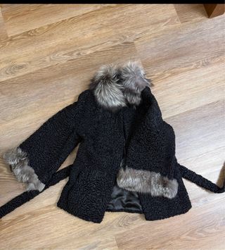 Abrigo de piel natural negro con detalles grises