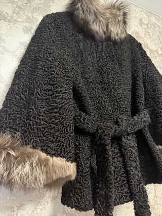 Abrigo de piel natural negro con detalles grises