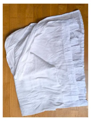 Cortina blanca de tela con trabillas