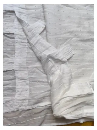 Cortina blanca de tela con trabillas