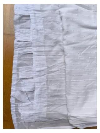 Cortina blanca de tela con trabillas