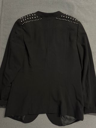 Americana H&M Negra Tachuelas Talla M