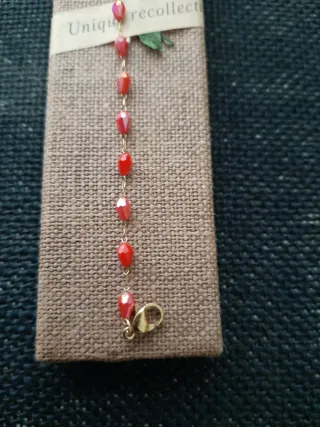 Pulsera de acero con piedras rojas