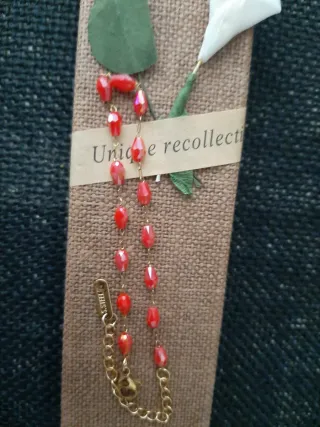 Pulsera de acero con piedras rojas