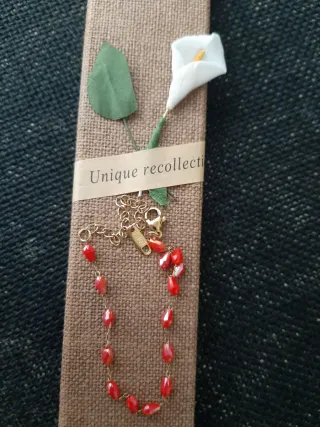 Pulsera de acero con piedras rojas