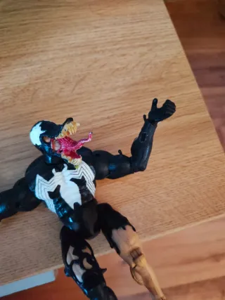 (SOLO por envío) Muñeco Venom Articulado Marvel