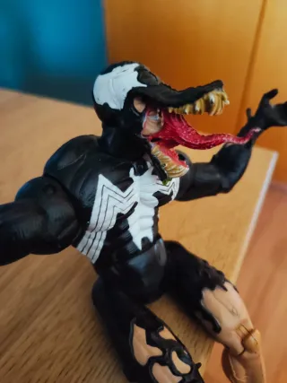 (SOLO por envío) Muñeco Venom Articulado Marvel