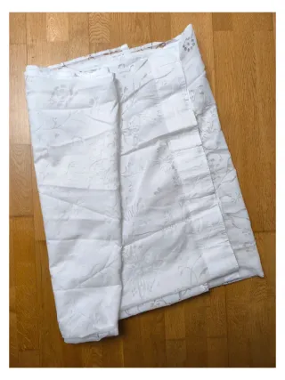 Cortina blanca con estampado floral