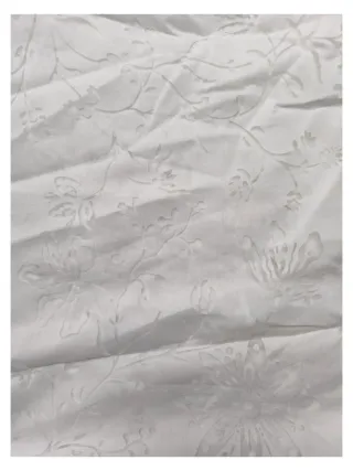 Cortina blanca con estampado floral